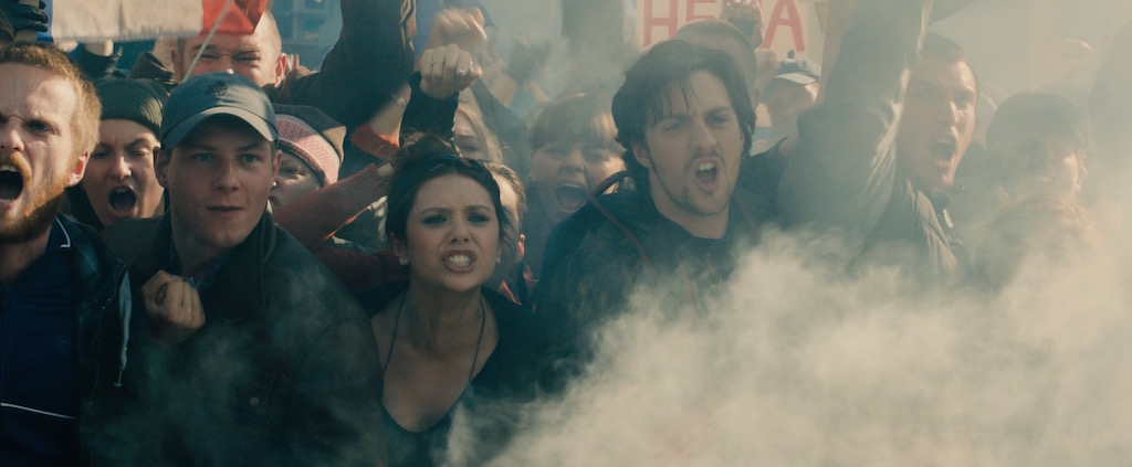 Avengers 2 Age of Utlron Screenshot French Crowd