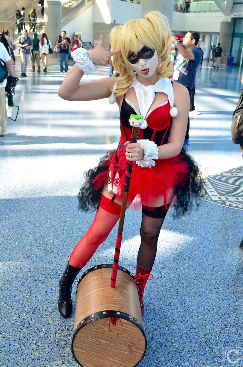 WonderCon 2016 Cosplay Funny Outtakes 103 Harley Quinn Mallet