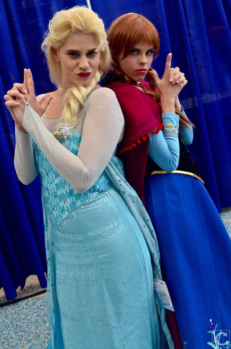 WonderCon 2016 Cosplay Funny Outtakes 127 Frozen Elsa Anna