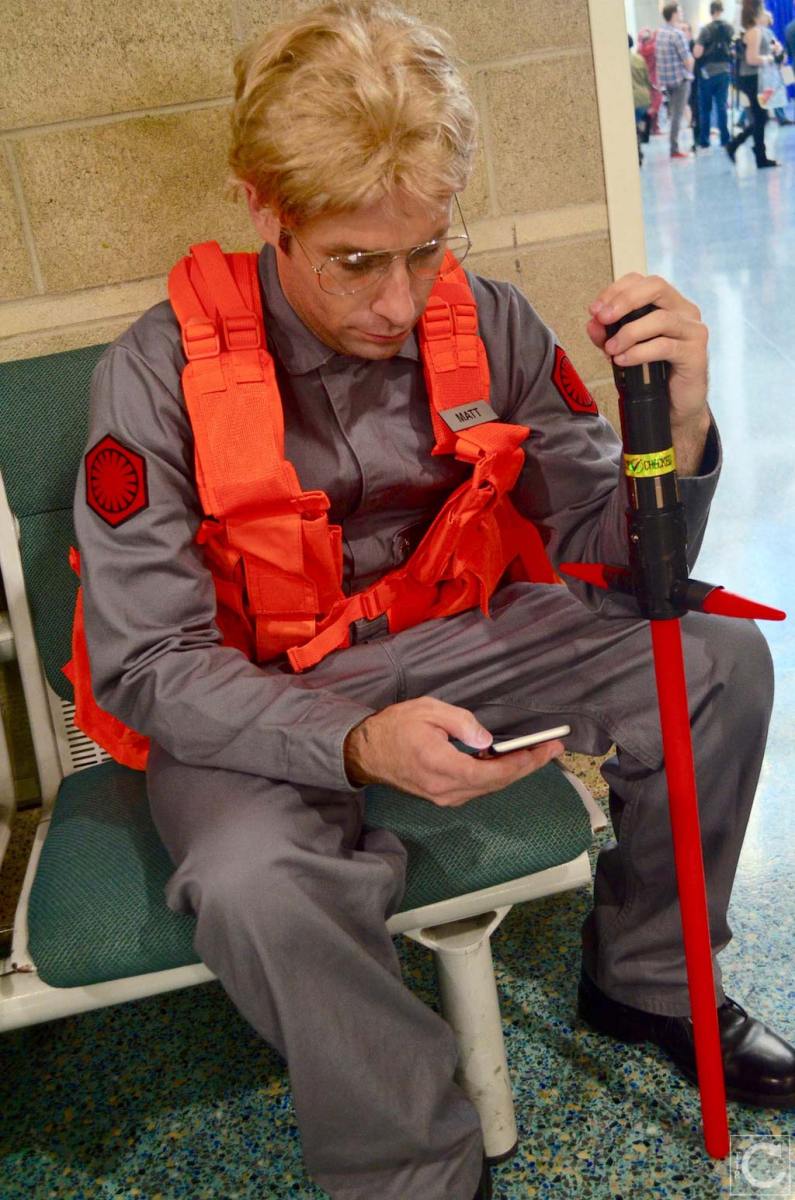 WonderCon 2016 Cosplay Funny Outtakes 130 Matt SNL Kylo Ren Texting