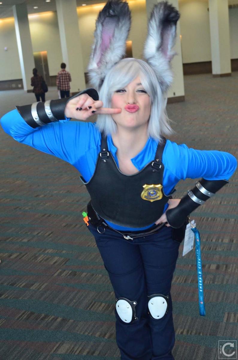WonderCon 2016 Cosplay Funny Outtakes 2 Judy Hopps Zootopia