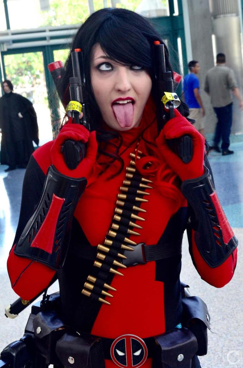 WonderCon 2016 Cosplay Funny Outtakes 51 Lady Deadpool