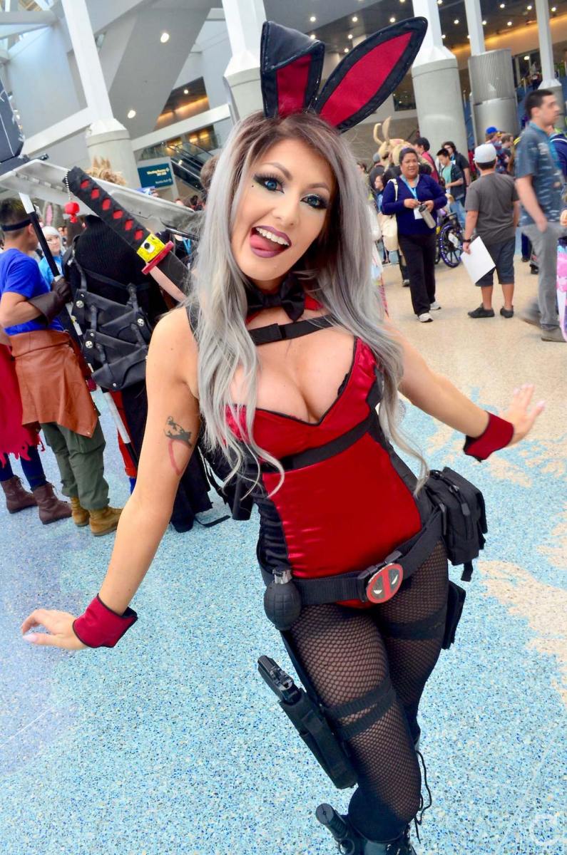 WonderCon 2016 Cosplay Funny Outtakes 88 Lady Deadpool Playboy Bunny