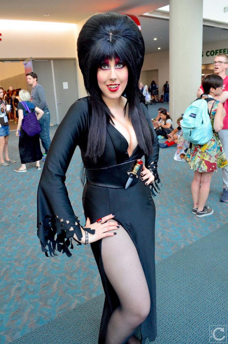 san-diego-comic-con-2016-cosplay-162-elvira-mistress-of-the-dark