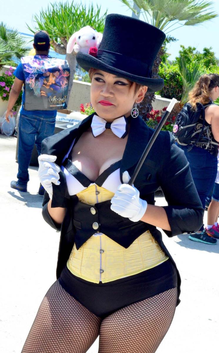 san-diego-comic-con-2016-cosplay-27-zatanna