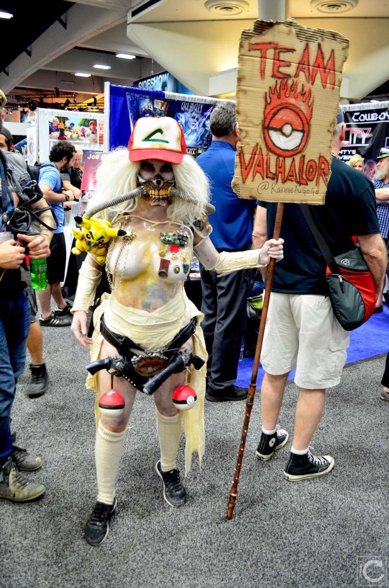 san-diego-comic-con-2016-cosplay-32-pokemon-go-immortan-joe