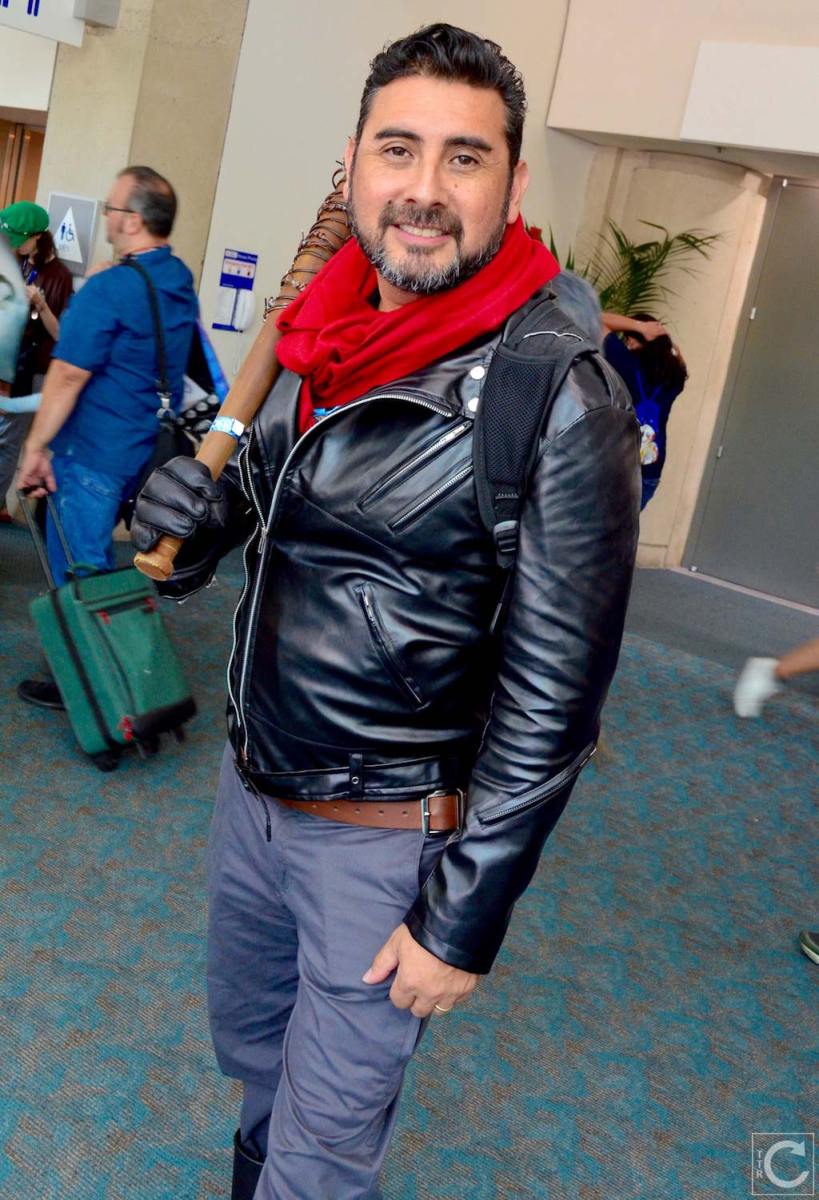 san-diego-comic-con-2016-cosplay-33-negan-walking-dead