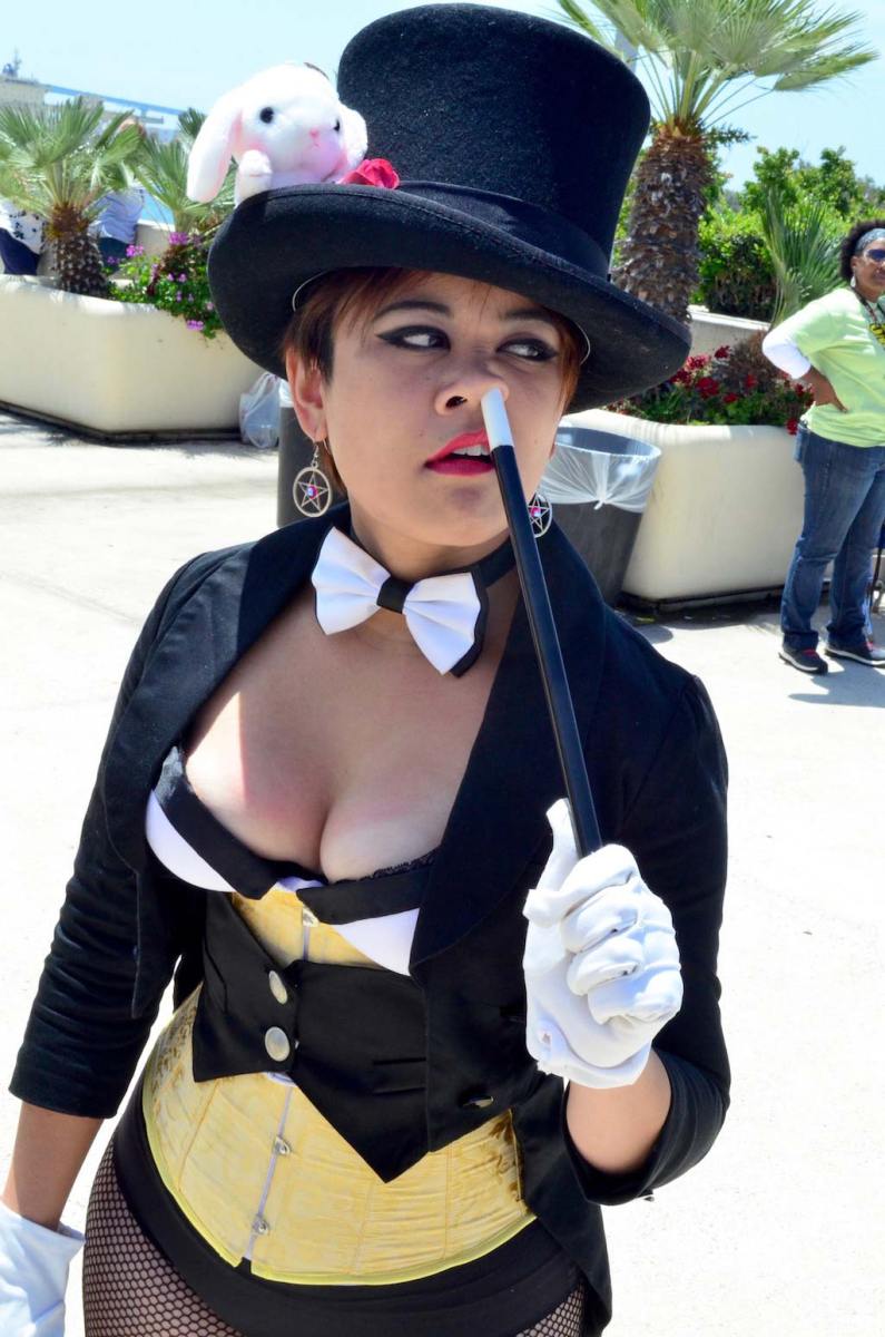 san-diego-comic-con-2016-cosplay-outtakes-11-zatanna