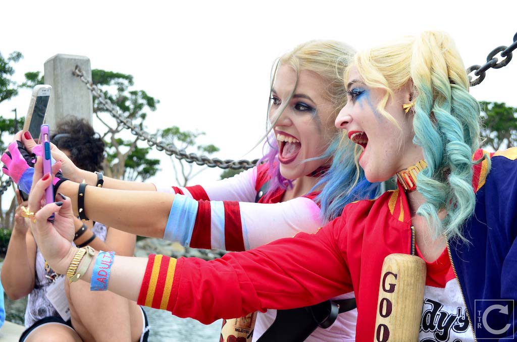 san-diego-comic-con-2016-cosplay-outtakes-16-harley-quinn-selfie-suicide-squad