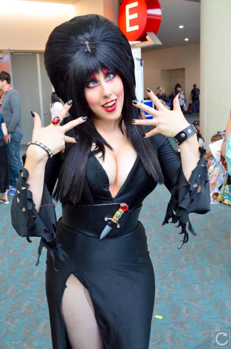 san-diego-comic-con-2016-cosplay-outtakes-51-elvira